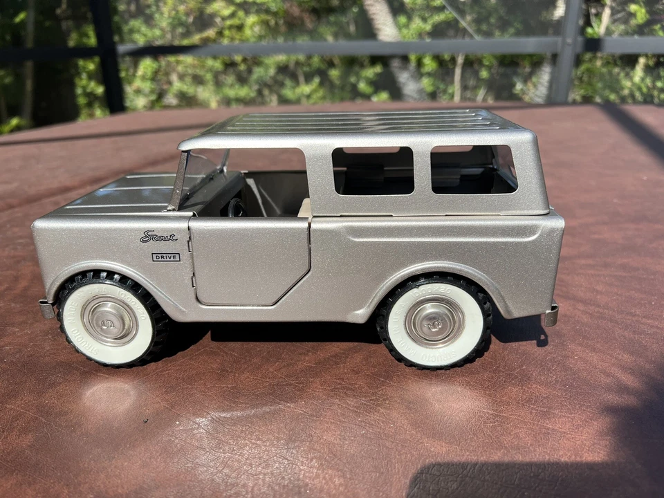 Винтажный Structo International Harvester Scout с дверями и крышей Настоящий Масштаб 1/16 - Изображение 2 из 4