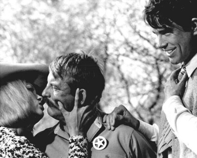Bonnie And Clyde Faye Dunaway kisses Denver Pyle Warren Beatty smiles 4x6 photo