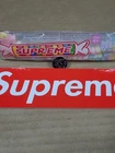 Pin's Molotov Suprême SS18 et collier bonbons avec autocollant