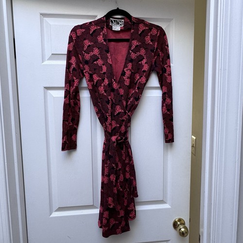 Diane von Furstenberg, Vintage Diane Von Furstenberg 100% Silk Signature Wrap Dress, size 6