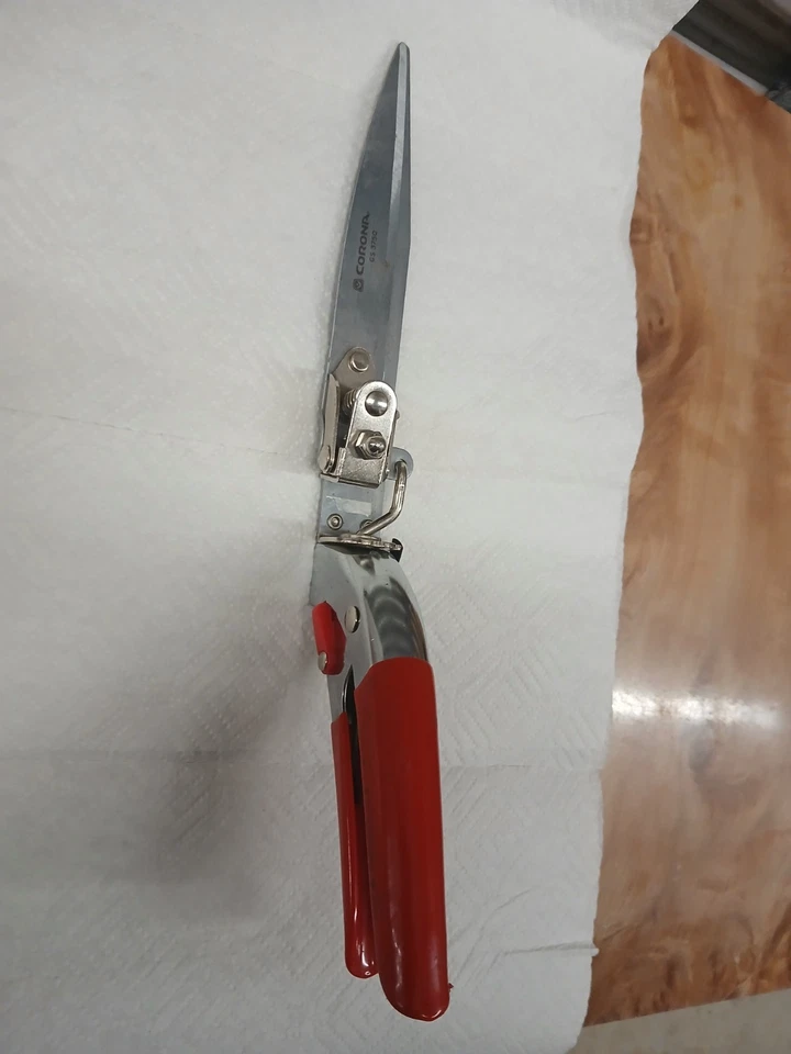 Corona - Tijeras de césped giratorias con mango rojo de fácil agarre - Modelo # GS3750 Foto 3 de 4