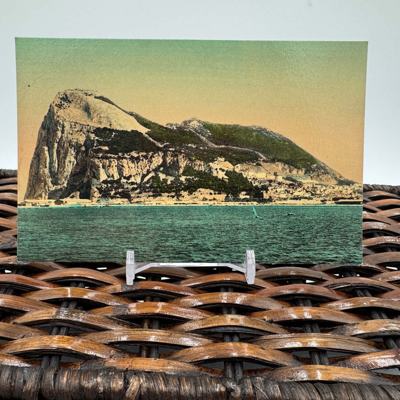 Fotocromo vintage de postal del Peñón de Gibraltar vista desde la playa española