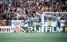 1982 World Cup USSR 2 v Scotland 2 Scotland s Joe Jordan turns tow- Old Photo