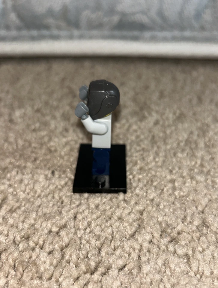 LEGO Minifigure Series 11  Welder #71002 VERY GOOD CONDITION! - Image 4 of 4