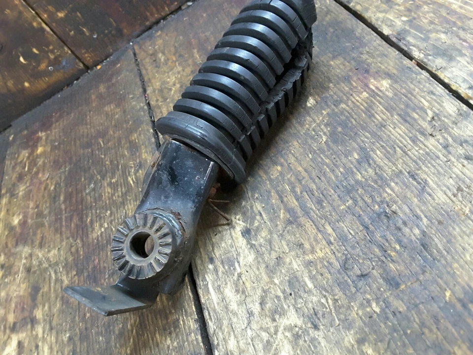 Suzuki GS1000 GS1000L GS 1000 1979 OEM clavija de pasajero lado derecho reposapiés trasero Foto 4 de 4