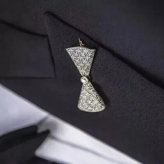 Broche prendedor con forma de lazo de diamante simulado de corte redondo de 2 quilates para hombre de oro blanco de 14 k Foto 2 de 4