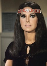 Marlo Thomas Posing In Black Shirt 8x10 PHOTO PRINT