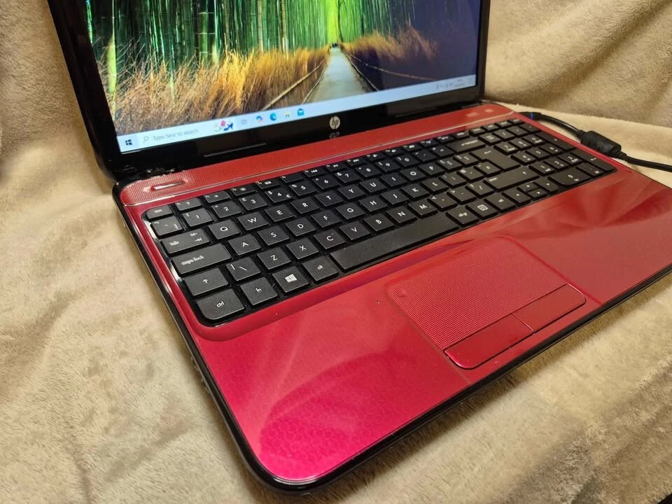 Red Hp pavilion G6 15.6" laptop - AMD E2 - 8gb Ram - 1TB HD- Windows 10 - Image 3 of 4