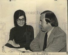 1974 Press Photo Donna Laiche & Detective Ron Gaude speakers during meeting