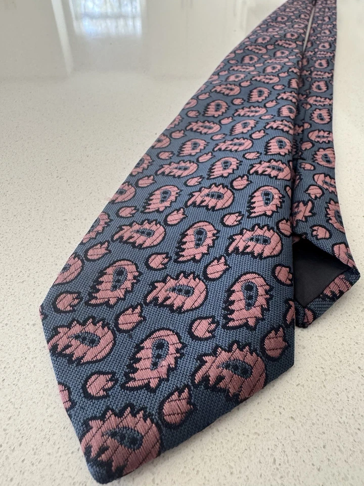 Prendas para el cuello retro para hombre Yves Saint Laurent atadas azul y rosa patrón geométrico Foto 2 de 4