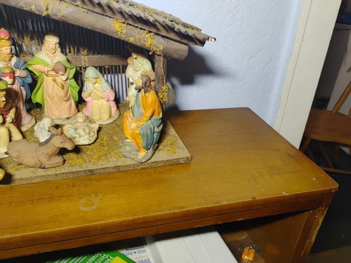 Set statuine presepe con scuderia in legno con music box spina illuminata vintage - Foto 5 di 10
