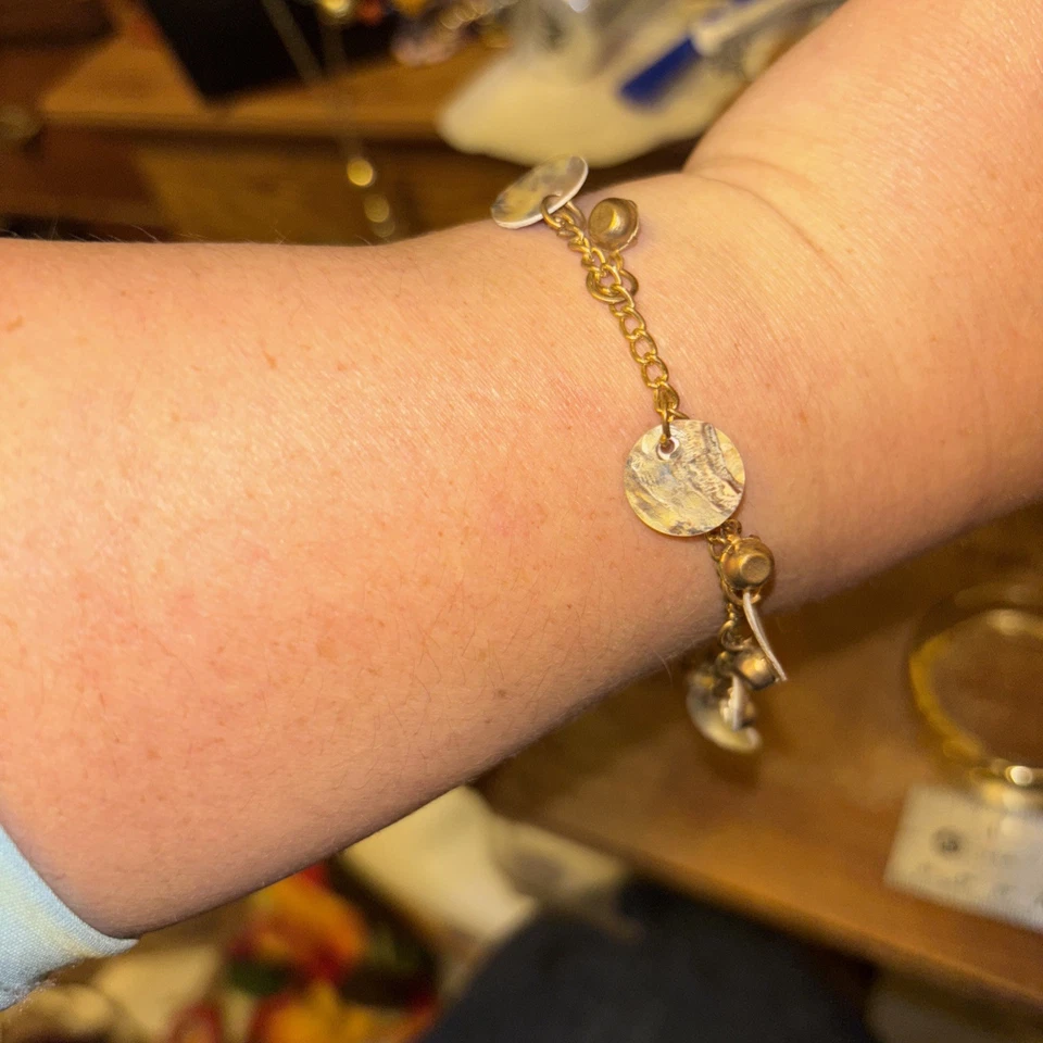 珍珠母和水钻吊饰金色手链 — 第 3/4 张图片