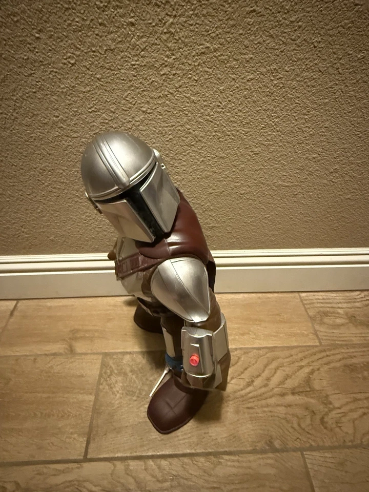"Figura de acción Star Wars The Mandalorian Jumbo 24"" Mattel 2024 Disney grande" Foto 3 de 4
