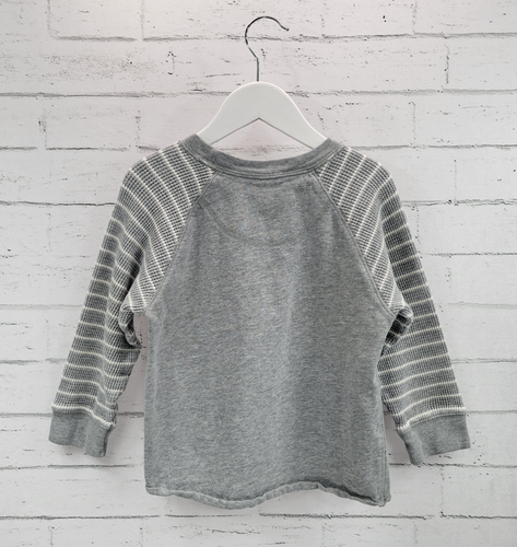 Camiseta raglán manga larga cuello redondo bebé GAP niños talla 3T dobladillo crudo gris blanco rayas - Imagen 6 de 9