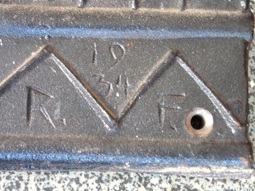 Gusseisen Relief Platte Uhu mongrammiert R.F. 1934. - Bild 3 von 3