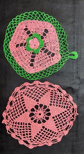 Vintage Tischdeckchen rosa gehäkelt rund geblümt grün - Bild 1 von 15