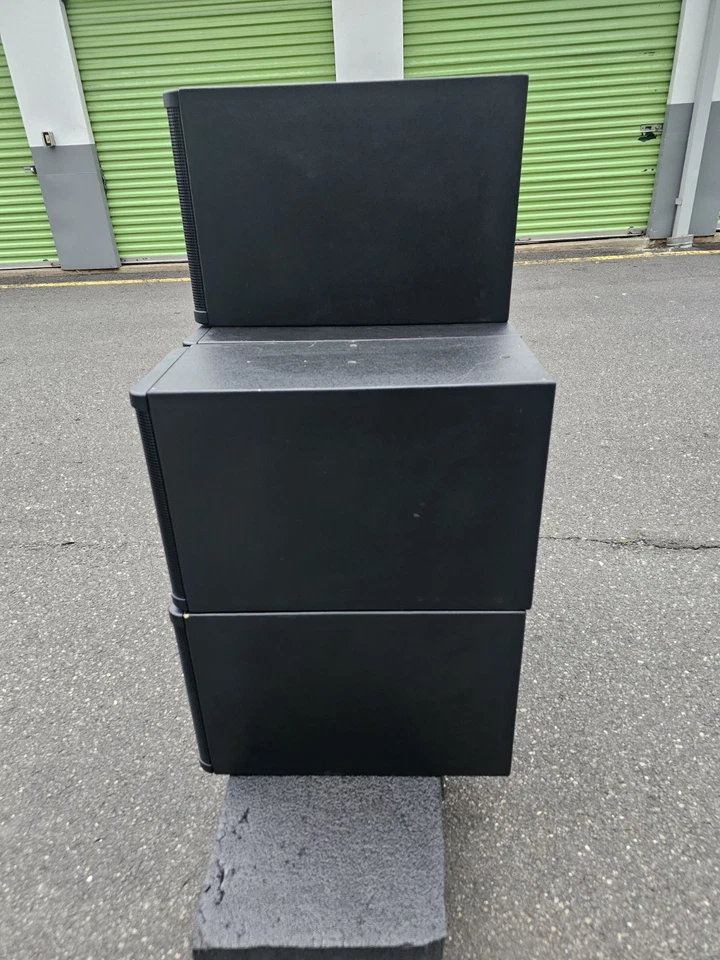 Subwoofer QSC AD-S28Tw AcousticDesign paso de banda portado con soporte de montaje Foto 3 de 3