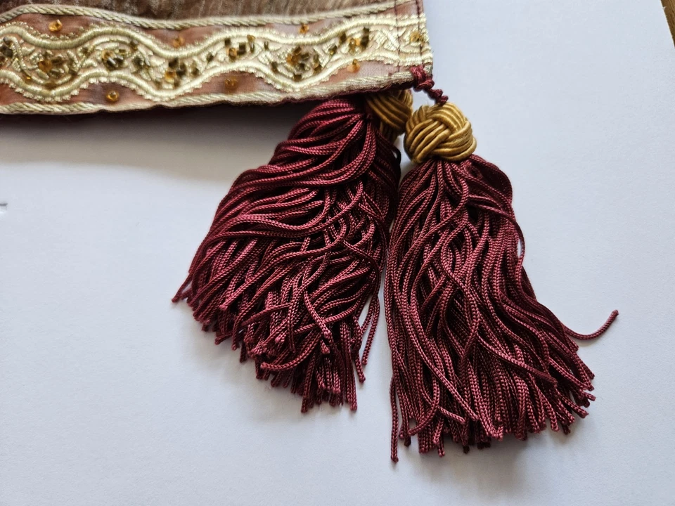 Elegante Corredor de Mesa Metálico Borgoña Y Oro Borlas Lentejuelas 13" x 72" Largo Foto 4 de 4