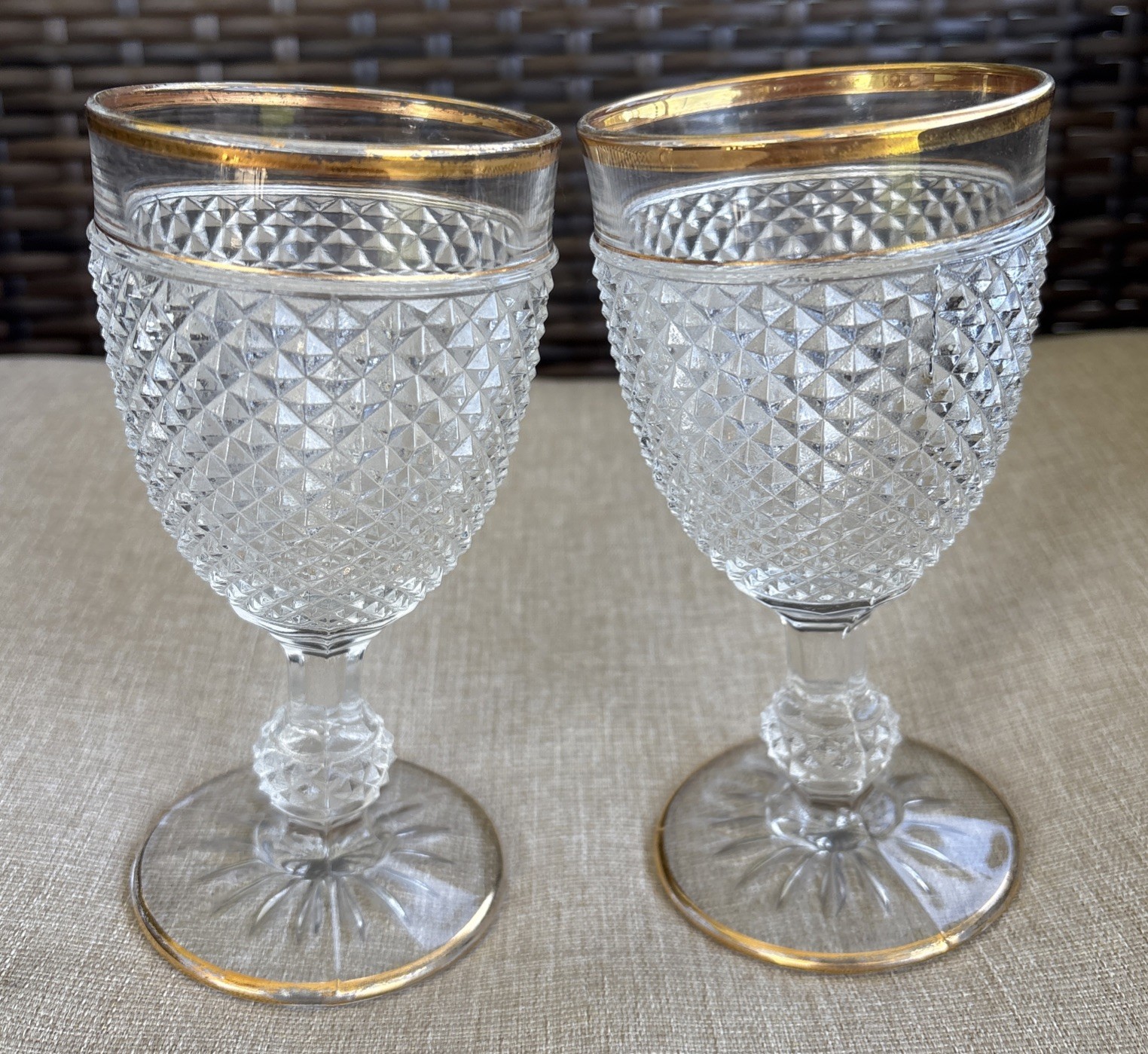 2 copas de vino Bicos con corte de diamante Vista Alegre borde dorado Portugal par de vajilla