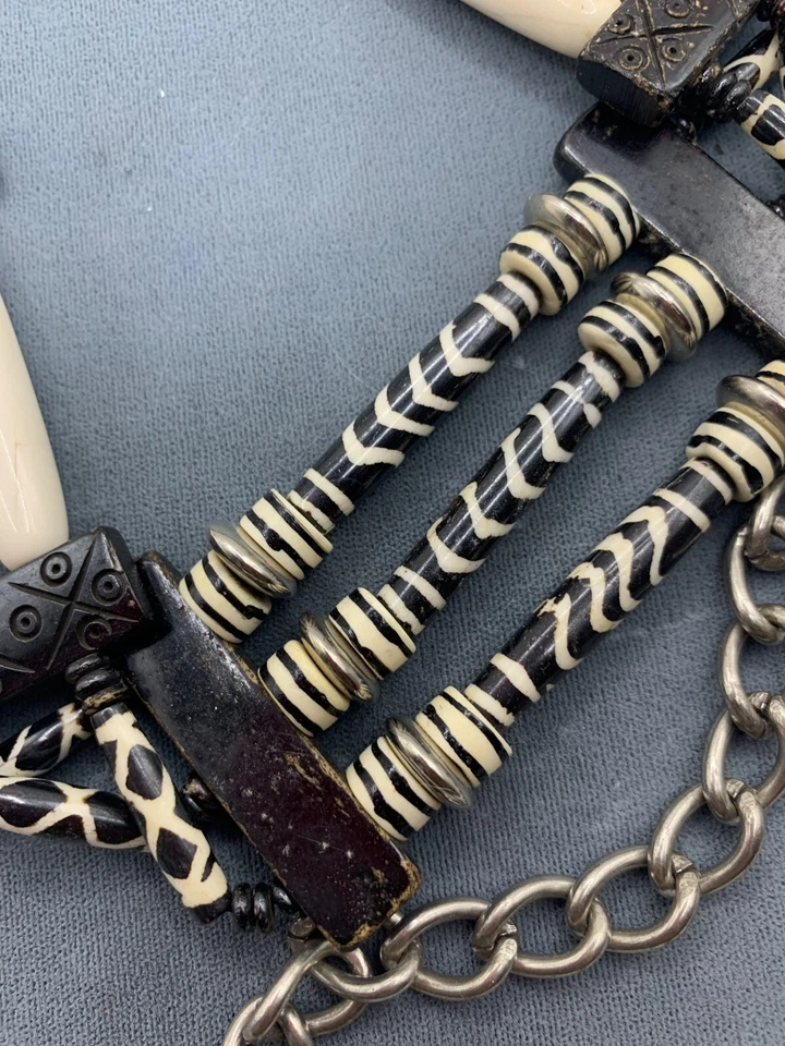 Cinturón Marca Chico's Blanco y Negro Estampado Animal Cadena Plateada Ajustable Talla S/M Foto 3 de 4