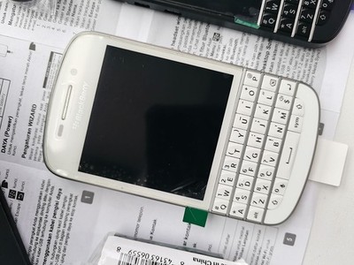 BlackBerry Q10  (UNLOCKED) 16GB Black / White QWERTY Smartphone Good Deal SALE
