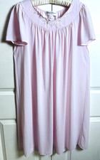 Miss Elaine Gown Sz SMALL Pink Short Sleeve Lace Trim Embroidered Bodice Nylon