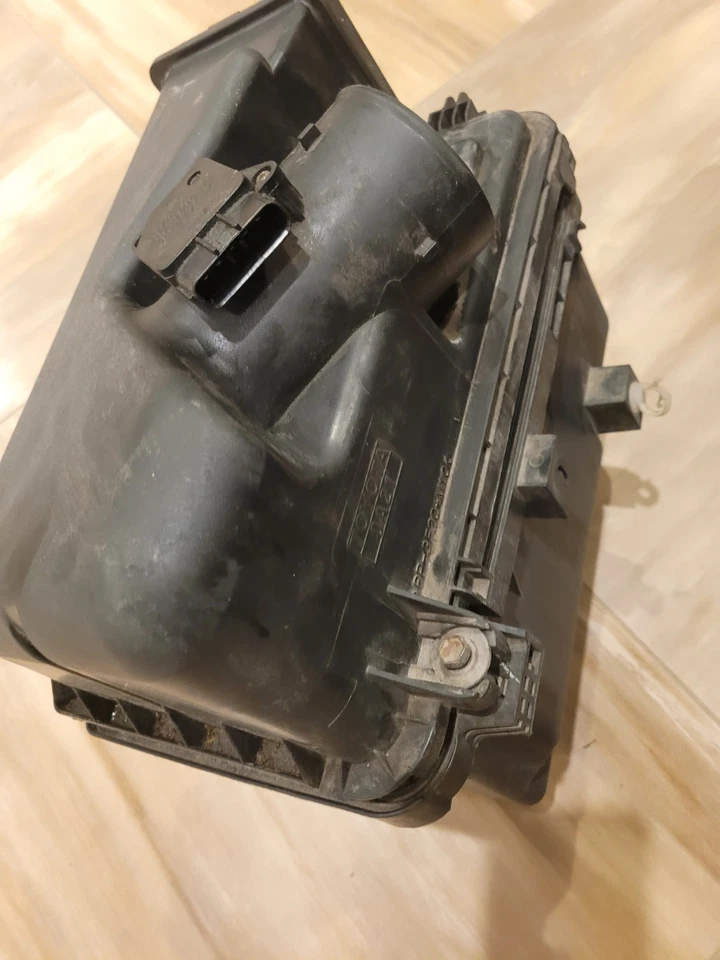 Conjunto de filtro de aire usado se adapta a: Toyota Sienna 2005 3,3 L 3MZFE Foto 2 de 4