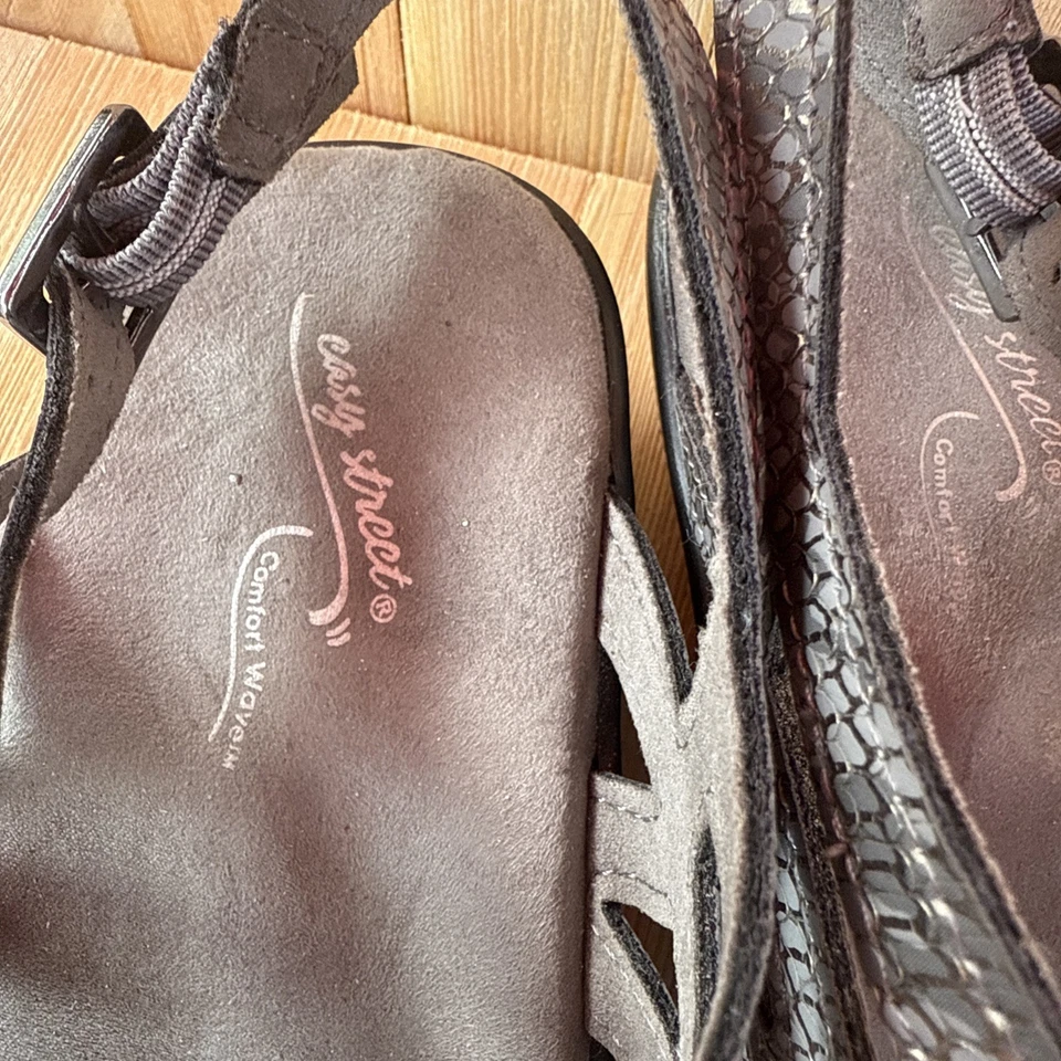 Easy Street Beige Comfort Wave Sandals Gray Reptile Print Women's Size 6.5 - Image 3 of 4