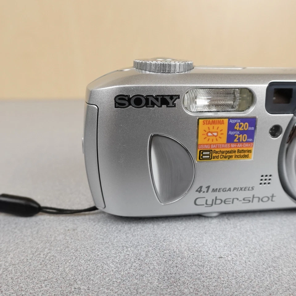 Retro Sony Cyber-Shot DSC-P73 4.1 Digital Point-And-Shoot Camera Parts/Repair - Image 2 of 4