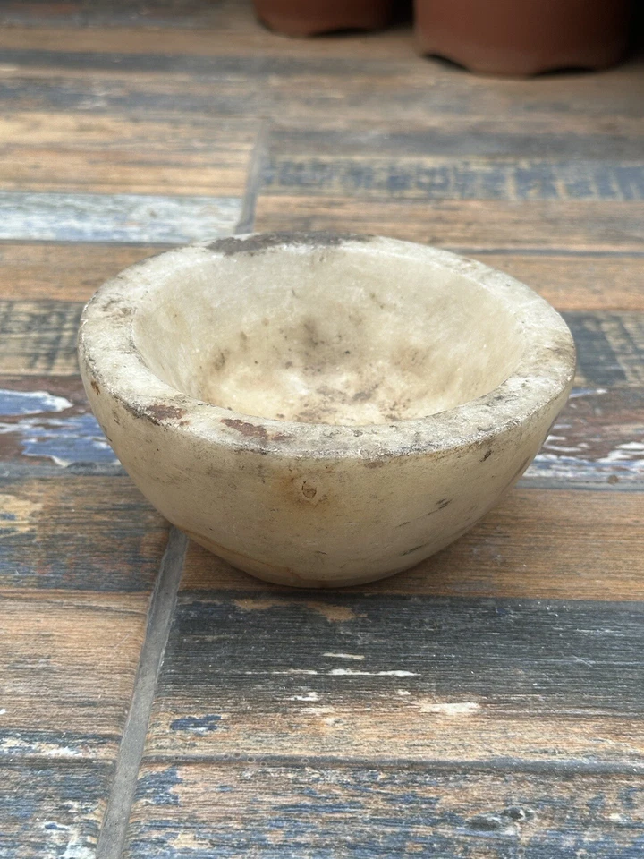 Antiguo cuenco de masaje de aceite caliente antiguo de piedra de mármol tallado a mano Foto 3 de 4