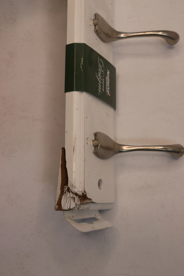 Riel de 6 tornillos/ganchos Home Designs blanco 27" S812-990/DPV8170 - la esquina está dañada Foto 3 de 3