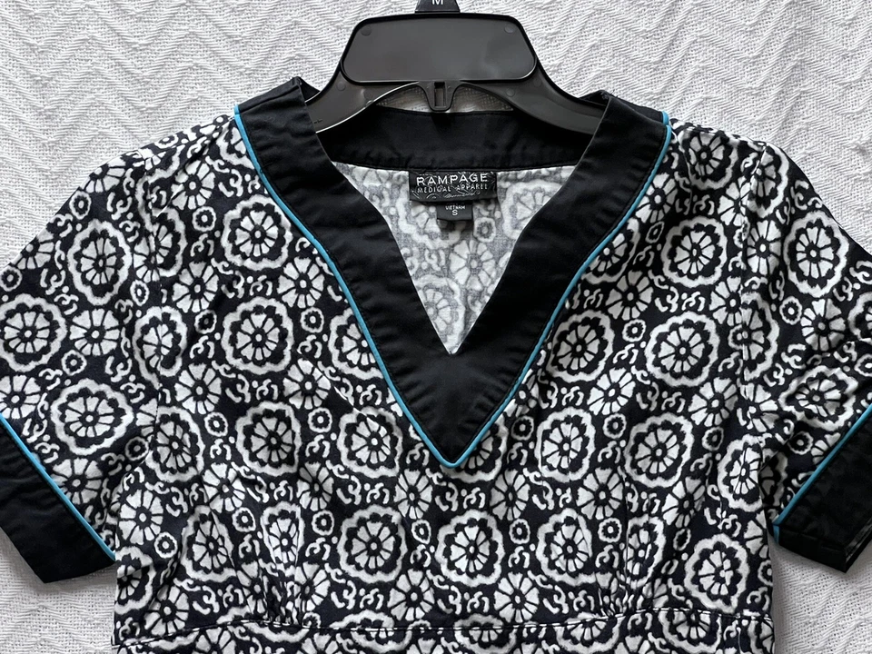 Rampage Floral Pattern Size Small Scrub Top - Image 2 of 4