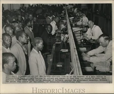 1960 Press Photo Africans line up at the counter of pass office in Johannesburg