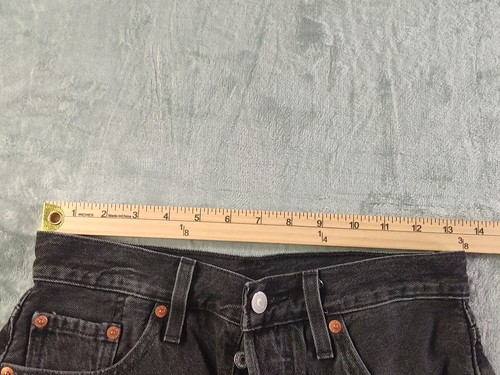 Levis 501 Jeansshorts Damengröße 26 schwarz abgenutzt Knopfleiste Etikett ist 25 - Bild 7 von 13