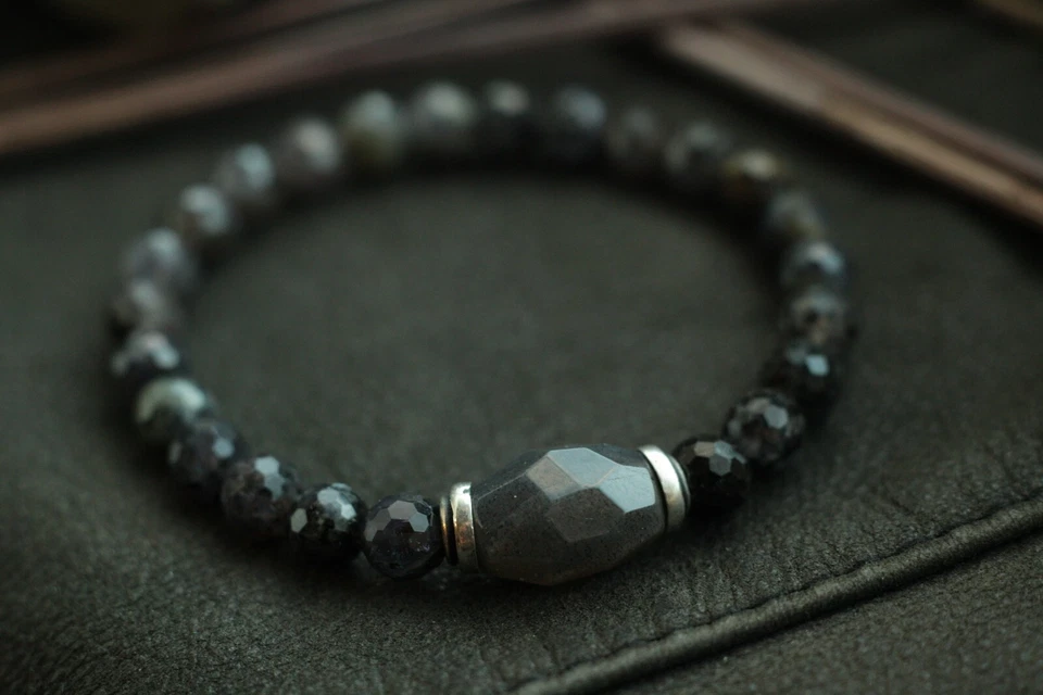 Pulsera para hombre con Iolita y piedra solar negra y elementos de plata de ley hechos a mano Foto 2 de 4