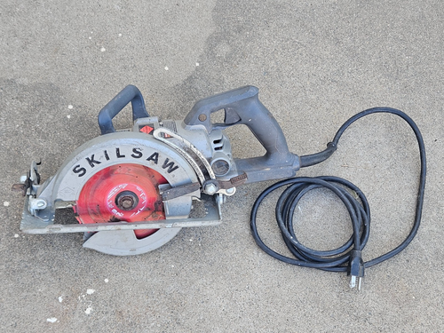 SKILSAW SPT77 15 AMP 7-1/4" ALUMINUM WORM DRIVE CIRCULAR SAW.