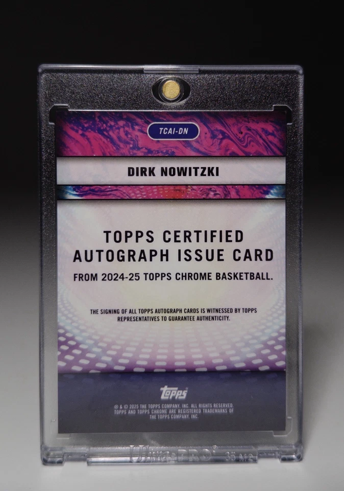Dirk Nowitzki 2024-25 Topps Cromo Pegatina Automática/10 Raro SP Dallas Mavericks Salón de la fama Foto 2 de 3