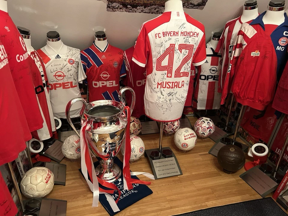Sammlung Robert Lewandowski Autogramm FC Bayern München Kapitänsbinde Signiert - Bild 2 von 4