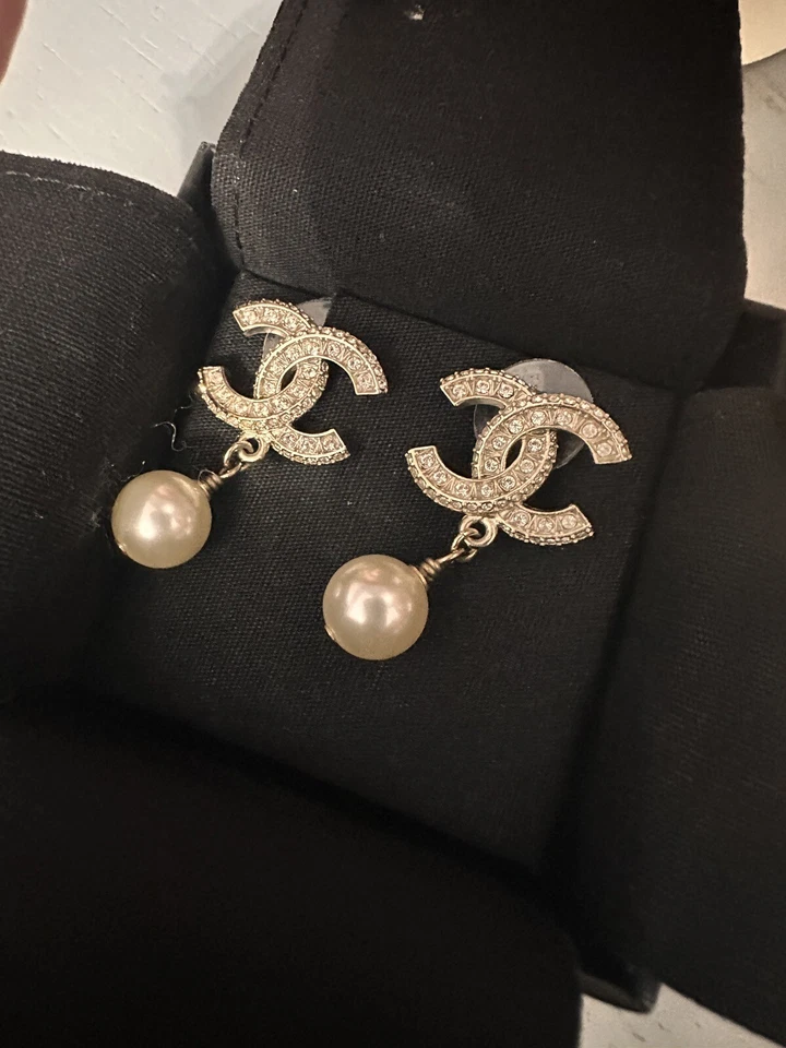 Pendientes colgantes Chanel CC perlas tono oro claro Foto 2 de 4