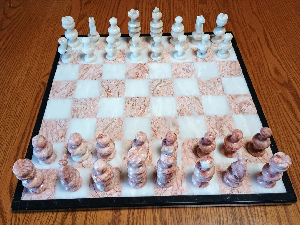 Juego de ajedrez piedra rosa y blanca tallada a mano 13,5x13,5, juego completo Foto 2 de 4