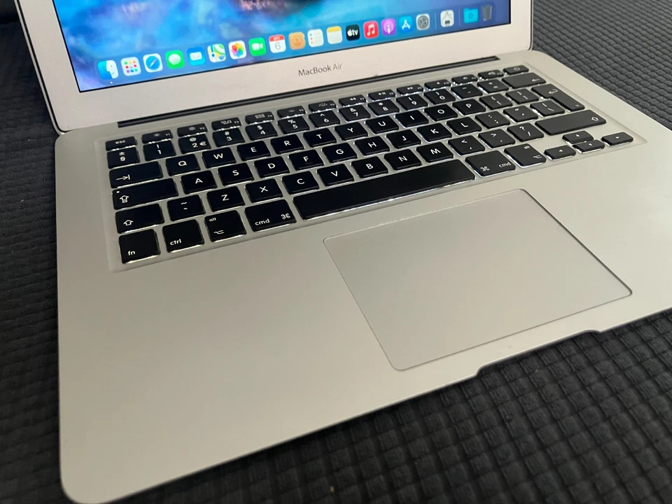 Apple MacBook Air 13" · i5 5th gen 1.6 GHz · 4GB · 128GB, foto 2 di 5