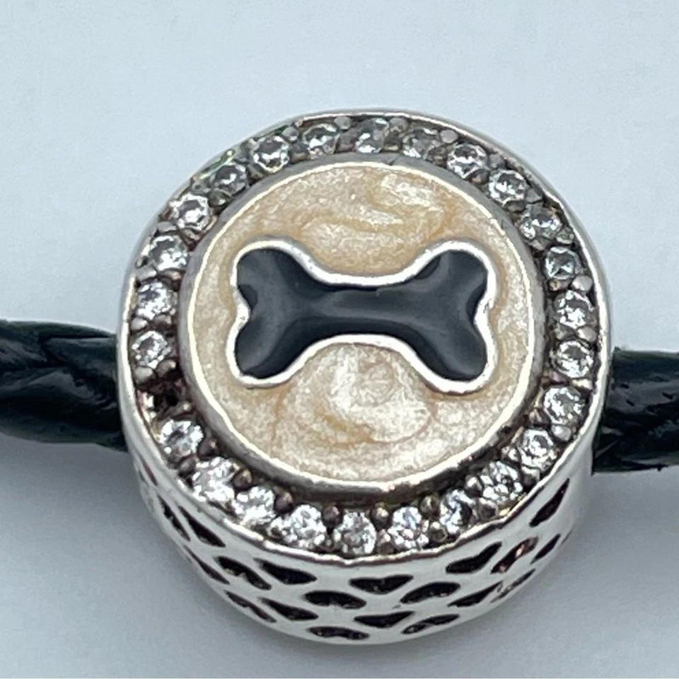 Auténtica gargantilla Pandora de cuero trenzado negro con hueso de perro y dijes iniciales Foto 3 de 4