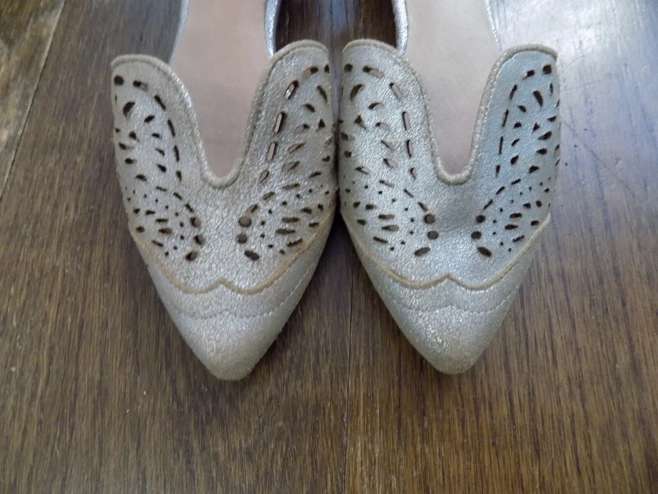 Anthropologie Gee Wawa Brillo Dorado Correas al Tobillo Corte Láser Zapatos Tacones Bajos talla 7 Foto 3 de 4