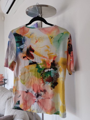 Beautiful Floral/Tie Dye Look Size Medium MEREDITH T Shirt Top/V Neck Summer - Picture 3 of 9