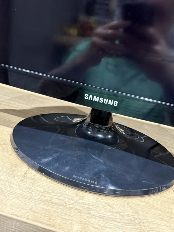 Samsung T22B300EW 22" LCD TV LED Full HD TV Monitor - TESTED & WORKING - Image 2 of 4