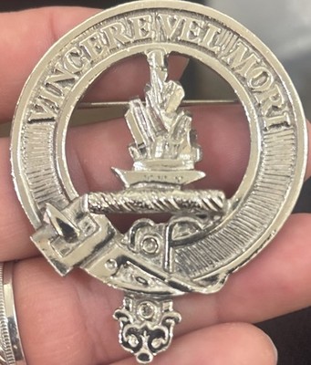 Vintage Scottish Clan Crest Pewter Badge Brooch Pin VINCERE VEL Mori