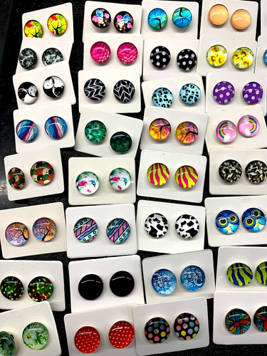 OFFER.10 different pairs of handmade 12 mm wide acrylic earrings+ 10 free backs - Picture 9 of 14