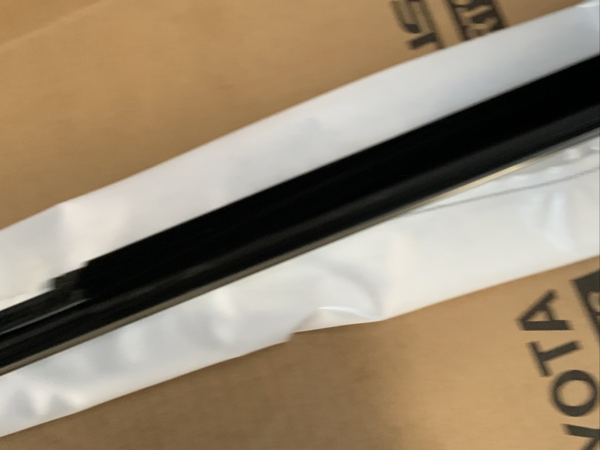 2016-2022 MERCEDES GLC300 FRONT RIGHT SIDE DOOR WINDOW BELT