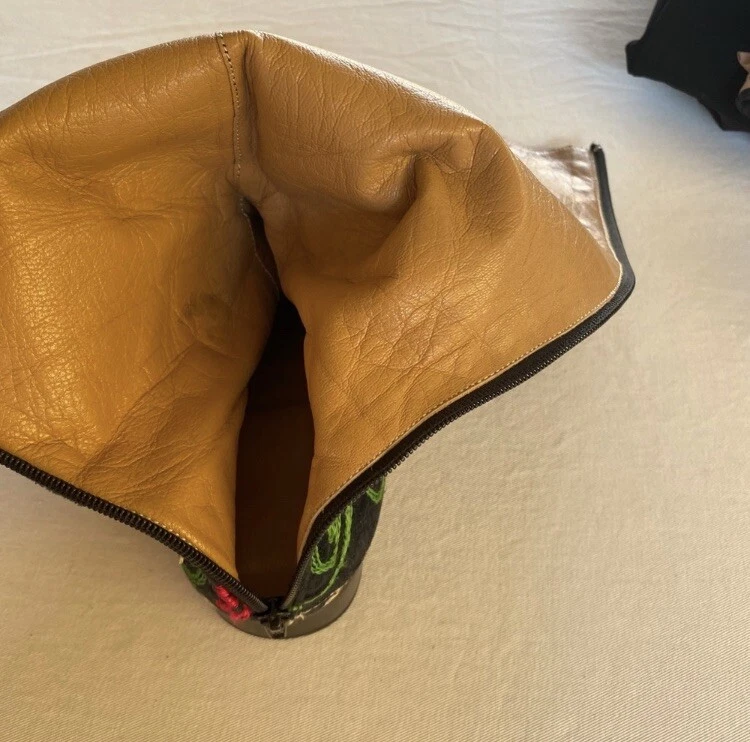 Botas de gamuza negras hasta la rodilla con bordado colorido *ÚNICAS EN SU CLASE* Talla 9/39 Foto 3 de 4