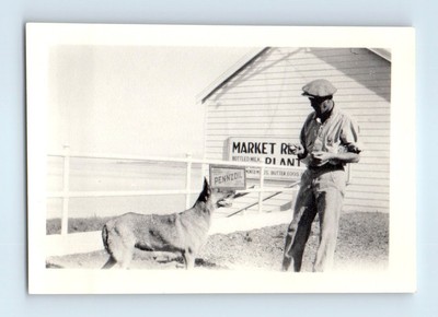 Old Vintage Photo SOLO MAN FEEDING DOG MARKET SIGN PENNZOIL MOTOR OIL PIC
